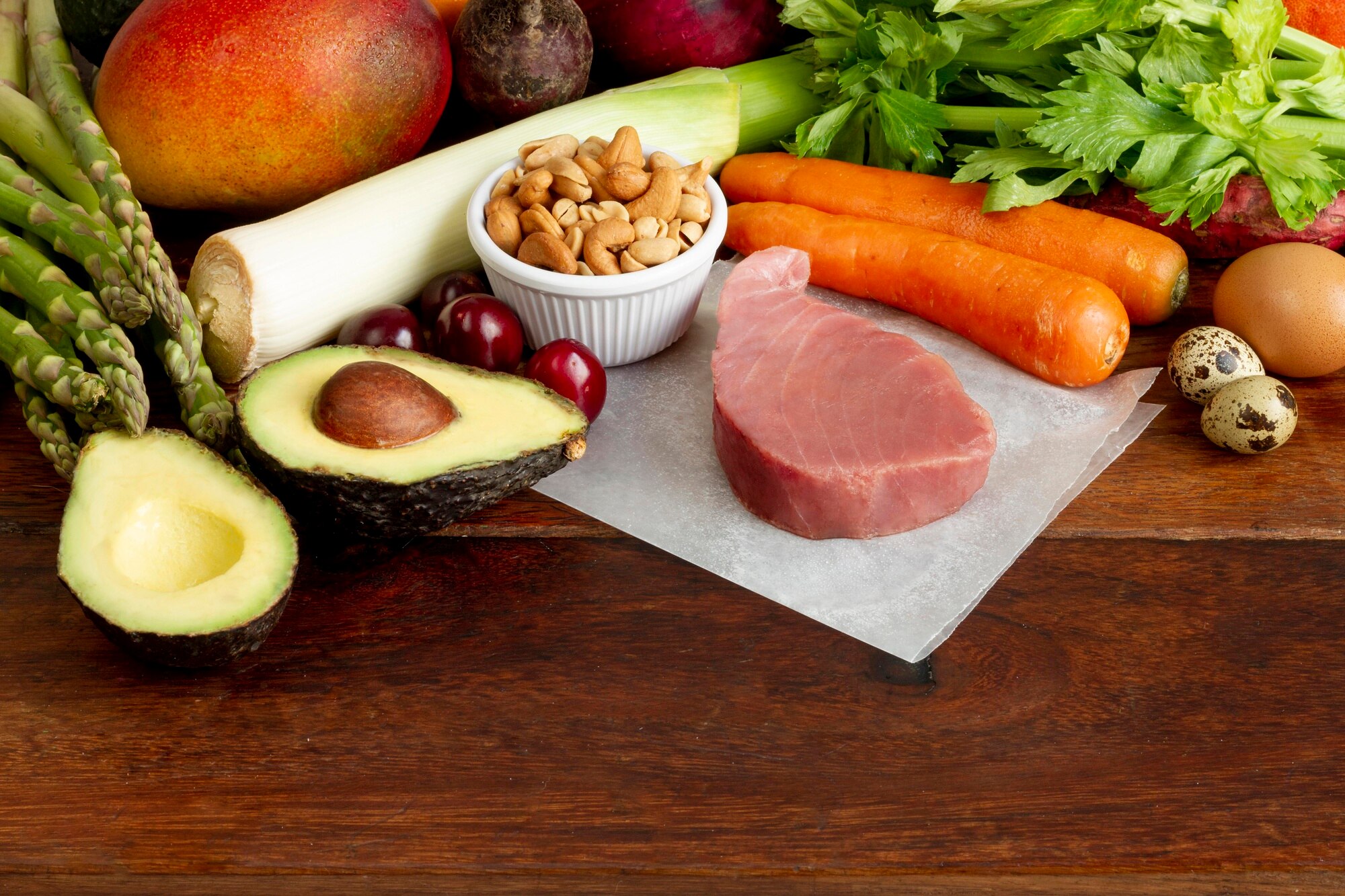 Alimentos frescos ricos en nutrientes sobre superficie clara