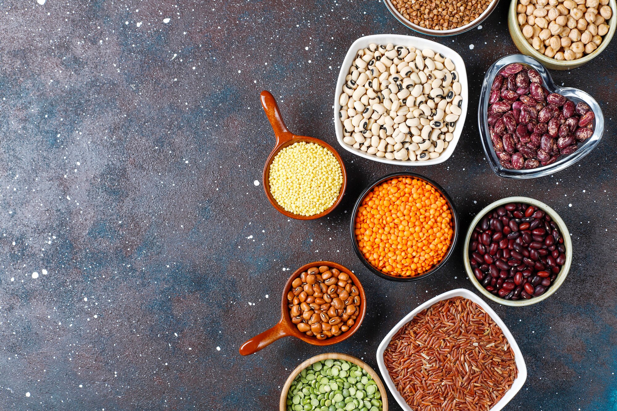 Variedad de alimentos ricos en fibra: legumbres, semillas y granos enteros